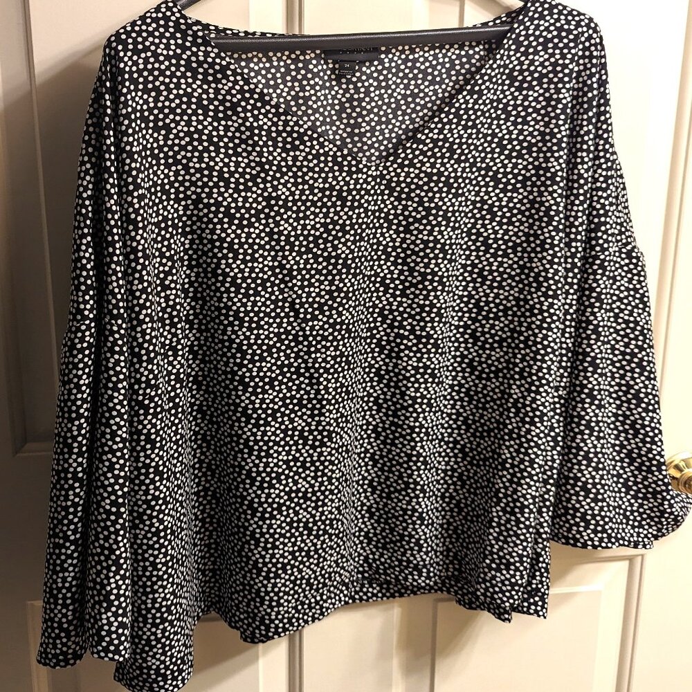 Lane Bryant flowing white dot on black v neck blouse acrylic nylon